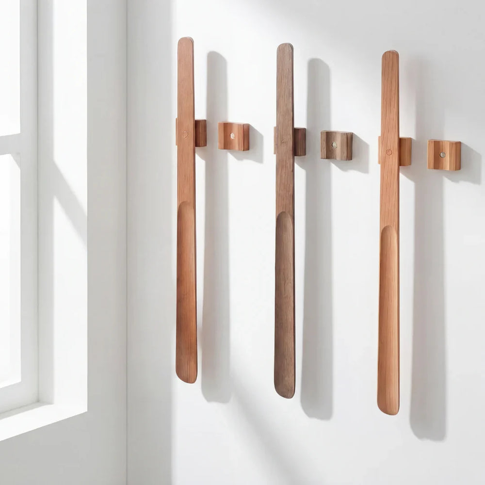 Magnetic Shoehorn in Solid Wood – 55 cm