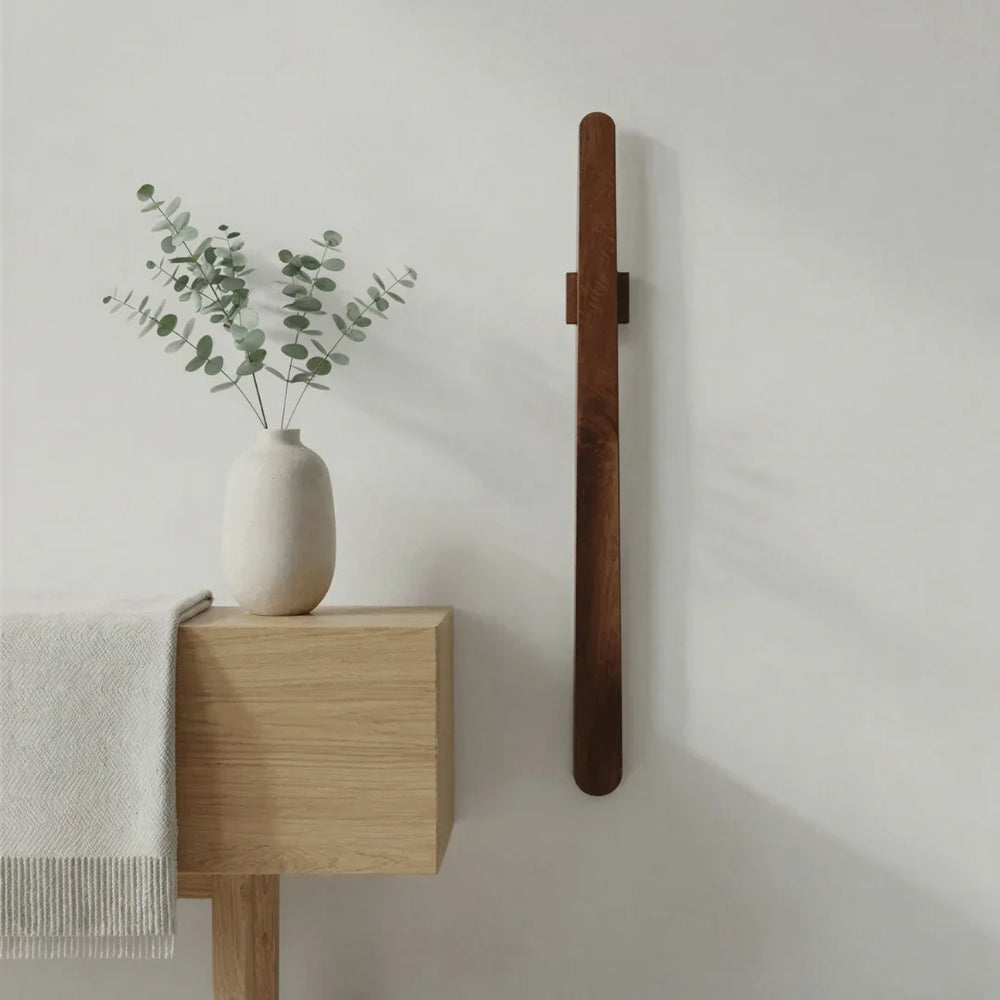 Magnetic Shoehorn in Solid Wood – 55 cm
