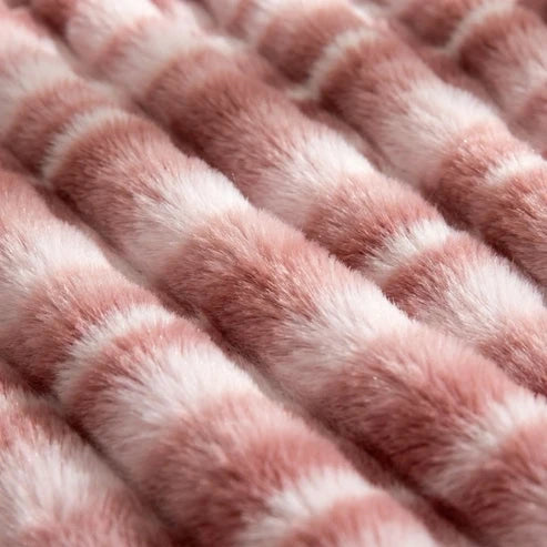 Cloud Throw in Faux Fur – Double-Layered and Extra Warm