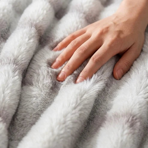 Cloud Throw in Faux Fur – Double-Layered and Extra Warm