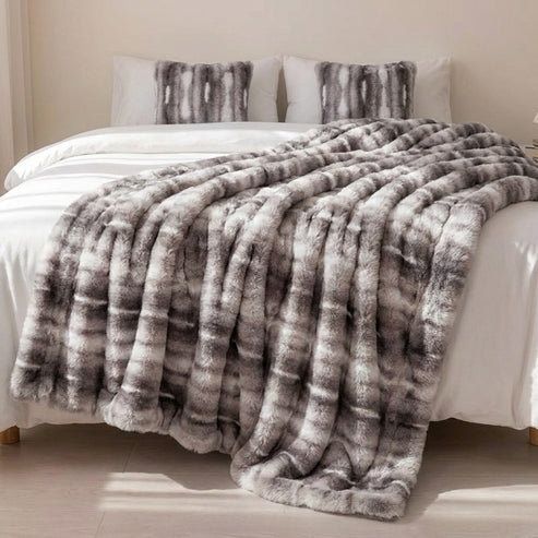 Cloud Throw in Faux Fur – Double-Layered and Extra Warm