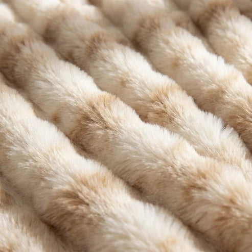 Cloud Throw in Faux Fur – Double-Layered and Extra Warm