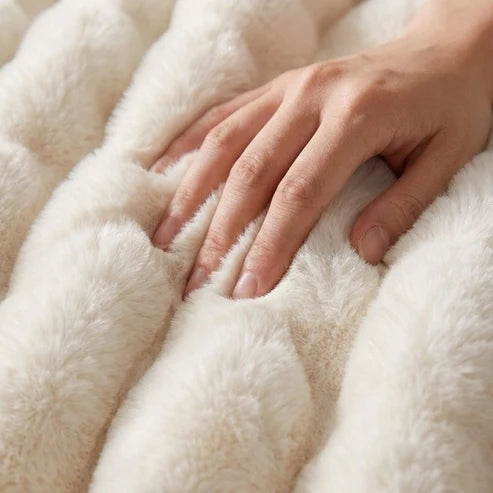 Cloud Throw in Faux Fur – Double-Layered and Extra Warm