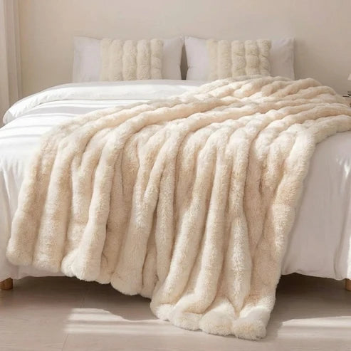 Cloud Throw in Faux Fur – Double-Layered and Extra Warm