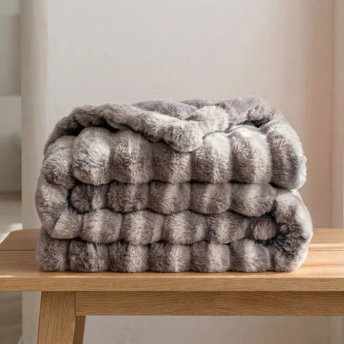 Cloud Throw in Faux Fur – Double-Layered and Extra Warm