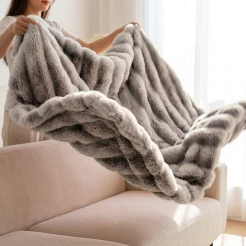 Cloud Throw in Faux Fur – Double-Layered and Extra Warm