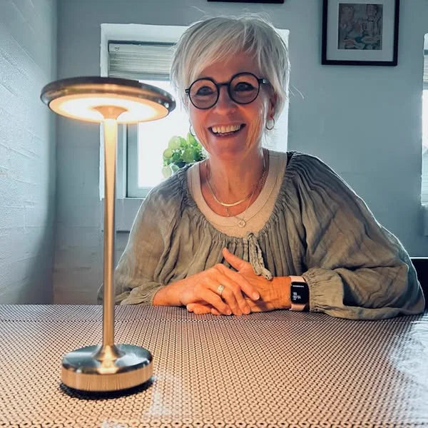 Customer at the dining table with the Copenhagen lamp in silver